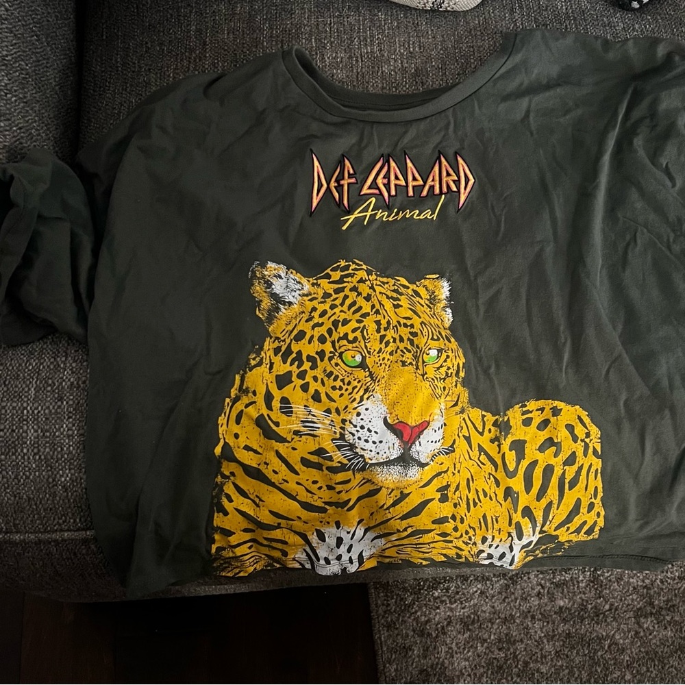 Cropped Def Leppard Graphic Tee with Leopard Design